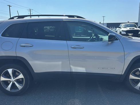 Used 2022 Jeep Cherokee Limited AWD/4WD image 4