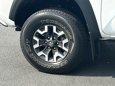 Used 2021 Toyota Tacoma TRD Off-Road w/ Technology Package AWD/4WD image 9