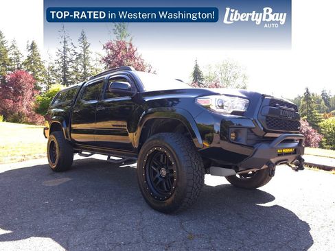 Used 2017 Toyota Tacoma TRD Sport AWD/4WD image 2