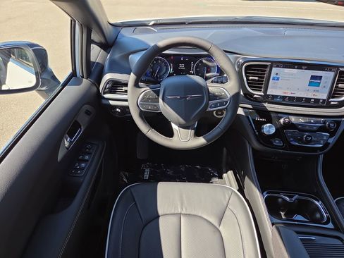 New 2026 Chrysler Pacifica Limited w/ Uconnect Theater Family Group image 17