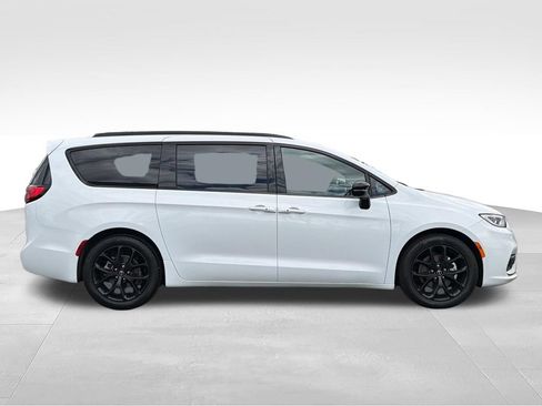 Used 2026 Chrysler Pacifica Limited w/ S Appearance Package FWD image 8