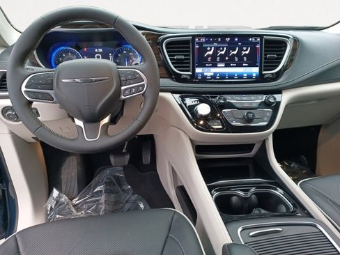 Certified 2024 Chrysler Pacifica Limited image 3