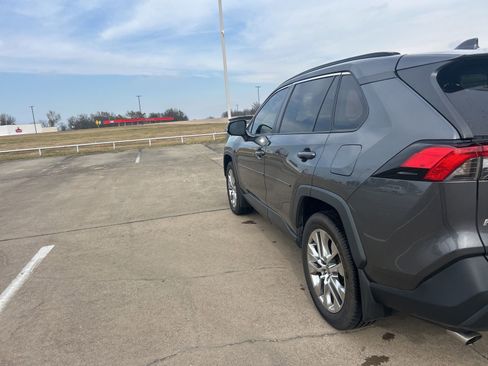 Used 2021 Toyota RAV4 XLE Premium image 5