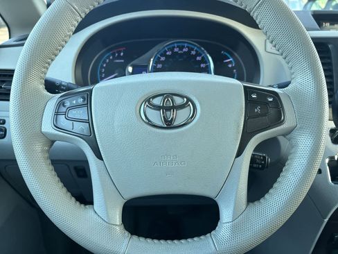 Used 2013 Toyota Sienna XLE image 7