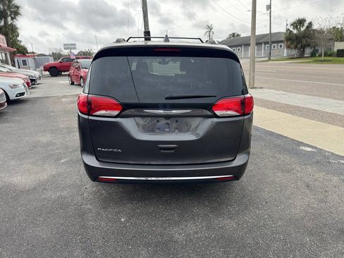 Used 2018 Chrysler Pacifica Touring-L image 7