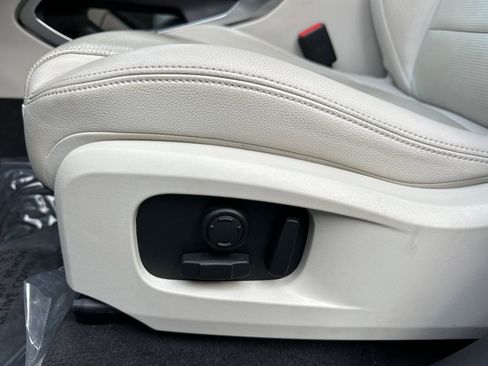 Used 2023 Jaguar F-PACE R-Dynamic S image 17