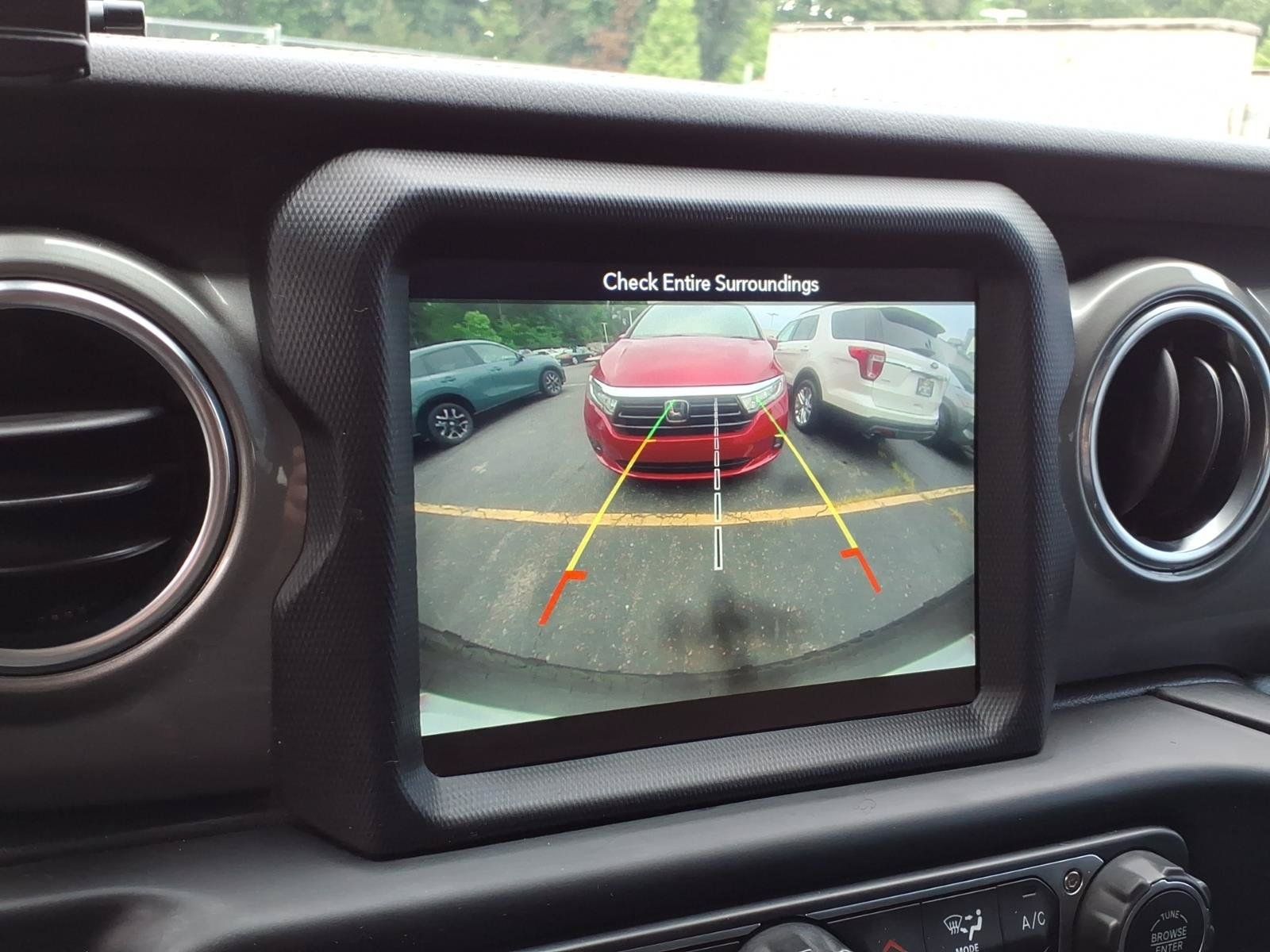 Used 2019 Jeep Wrangler Unlimited Sahara w/ Uconnect 4C Nav & Sound Group AWD/4WD image 17