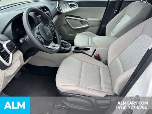 Used 2025 Kia Soul LX w/ LX Technology Package FWD image 10