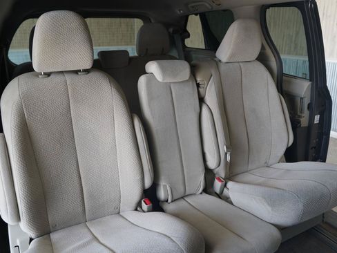 Used 2011 Toyota Sienna LE FWD image 32
