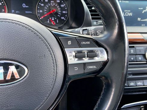 Used 2018 Kia Cadenza Premium w/ Luxury Package FWD image 16