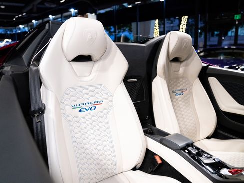 Used 2023 Lamborghini Huracan EVO image 35