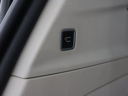 Used 2017 Chrysler Pacifica Touring-L FWD image 31