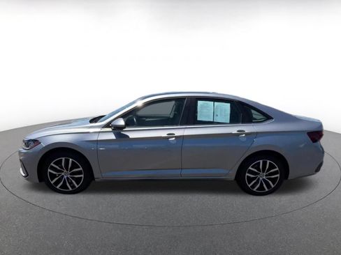 Used 2025 Volkswagen Jetta SE FWD image 9
