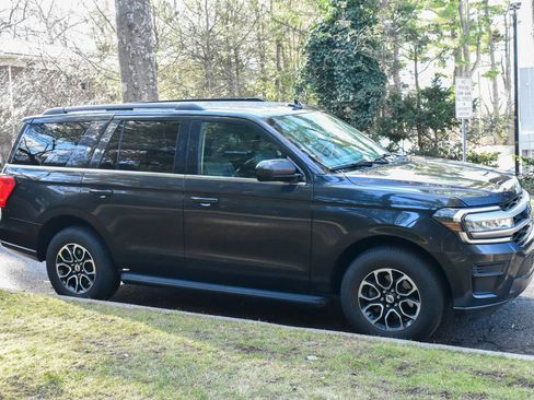 Used 2024 Ford Expedition XLT image 11