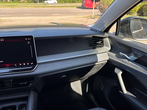 Used 2026 Volkswagen Tiguan SE FWD image 36