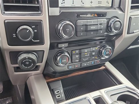 Used 2017 Ford F150 Lariat image 30