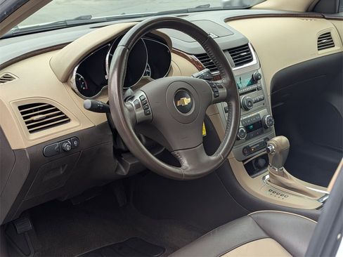 Used 2009 Chevrolet Malibu LTZ w/ HFV6 Engine Package image 9