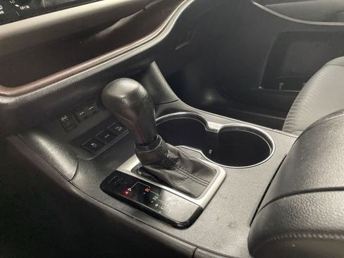 Used 2019 Toyota Highlander LE AWD/4WD image 25