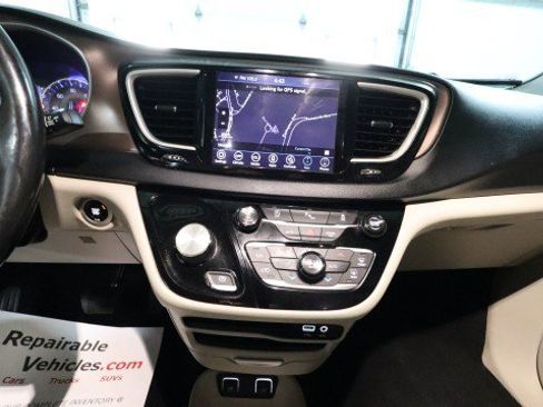 Used 2019 Chrysler Pacifica Touring-L image 14