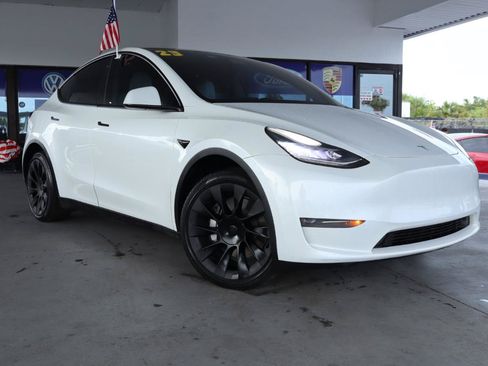 Used 2023 Tesla Model Y Long Range AWD/4WD image 3