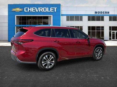 Used 2022 Toyota Highlander XLE FWD image 4