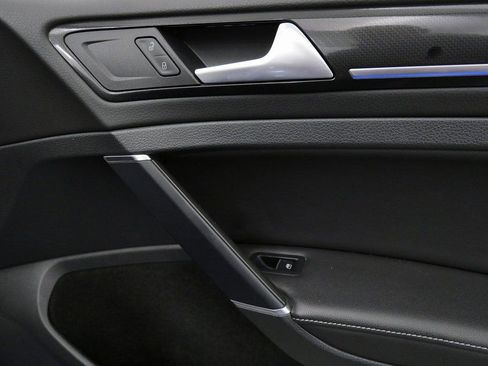 Used 2017 Volkswagen Golf R 4-Door image 18