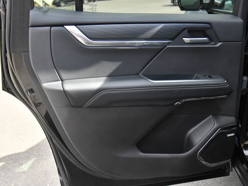 Used 2025 GMC Acadia Elevation image 42