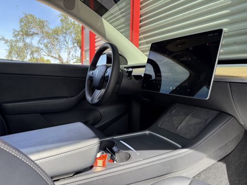 Used 2022 Tesla Model Y Performance image 16