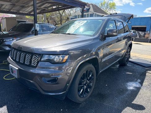 Used 2019 Jeep Grand Cherokee Altitude image 16