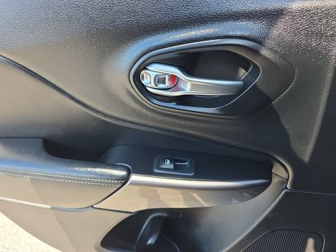 Used 2019 Jeep Cherokee Limited AWD/4WD image 18