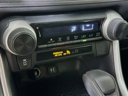 Used 2019 Toyota RAV4 LE FWD image 23
