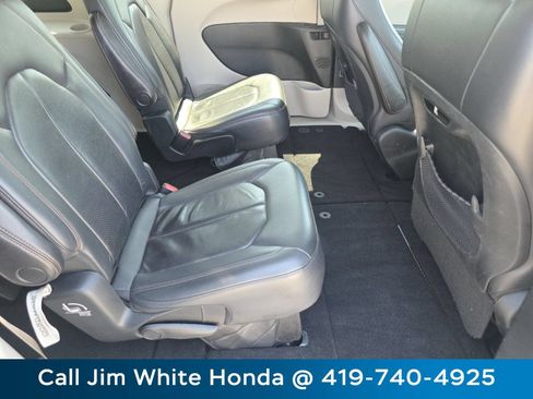 Used 2018 Chrysler Pacifica Touring-L w/ Premium Audio Group FWD image 17
