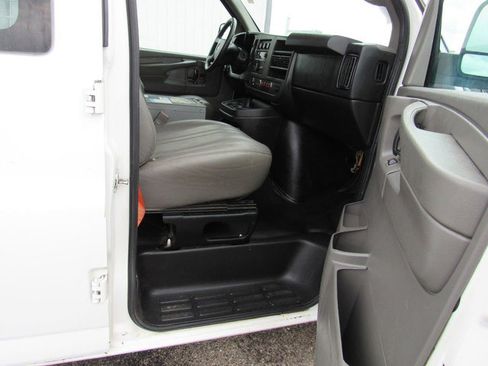 Used 2015 Chevrolet Express 2500 RWD image 12