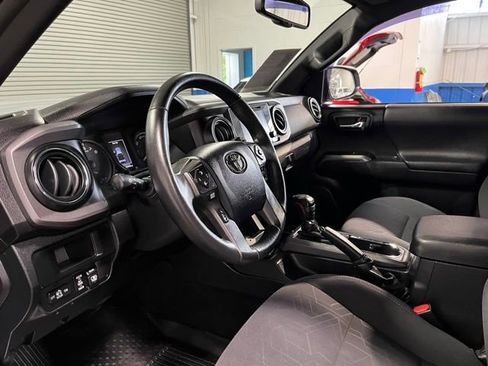 Used 2017 Toyota Tacoma TRD Sport AWD/4WD image 22