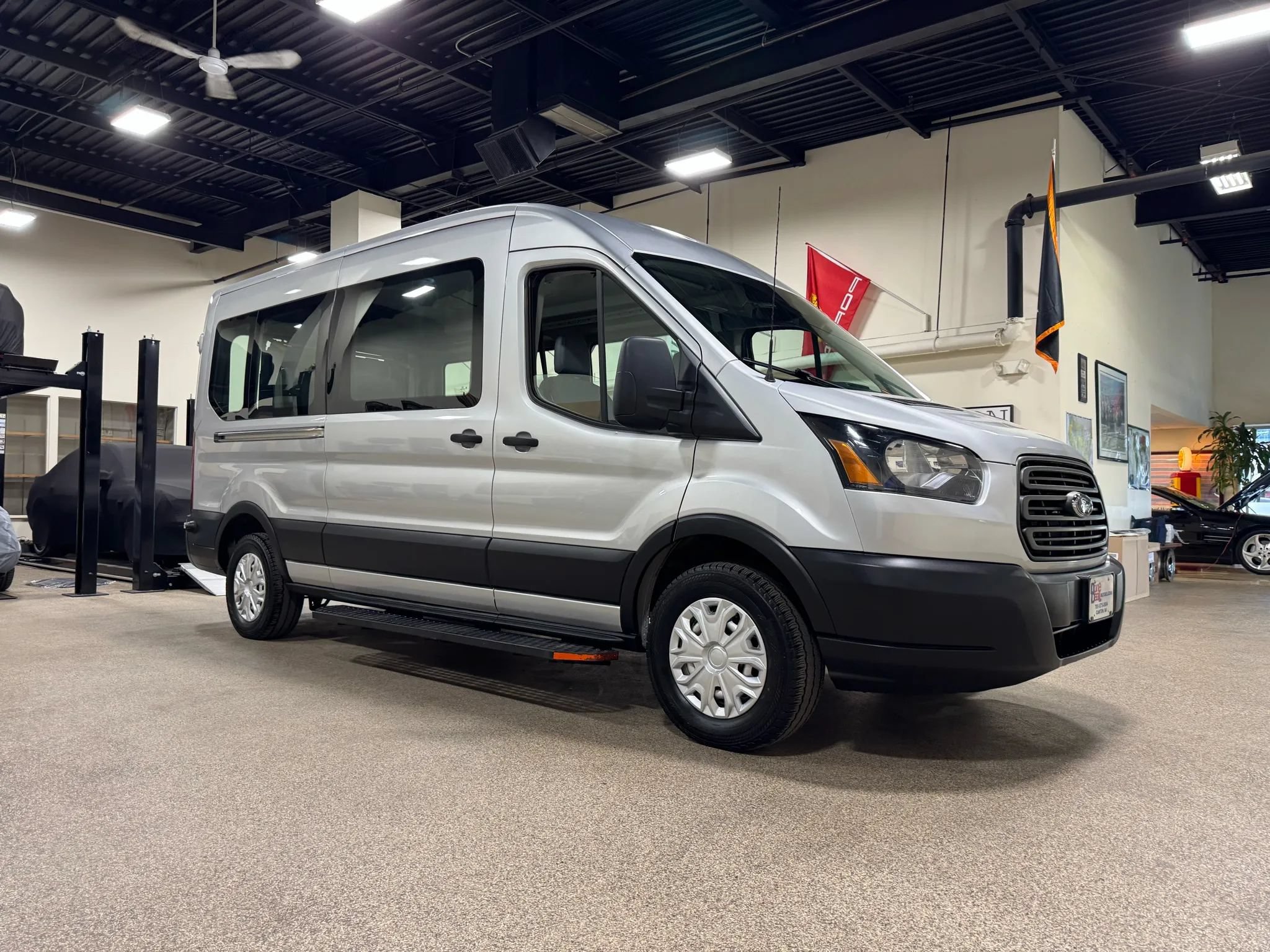 Used 2019 Ford Transit 250 148 Medium Roof RWD image 4