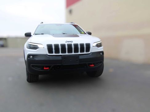 Used 2019 Jeep Cherokee Trailhawk image 2