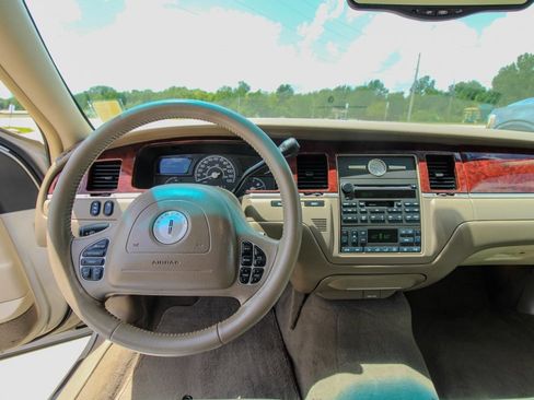 Used 2004 Lincoln Town Car Signature RWD image 25