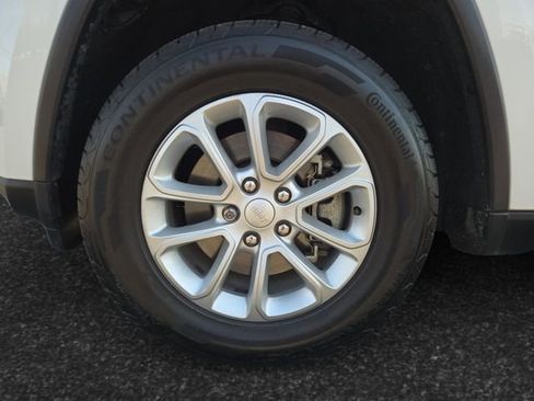 Used 2021 Jeep Grand Cherokee Laredo image 4