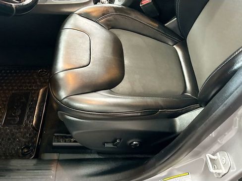 Used 2020 Jeep Cherokee Latitude Plus w/ Cold Weather Group image 19