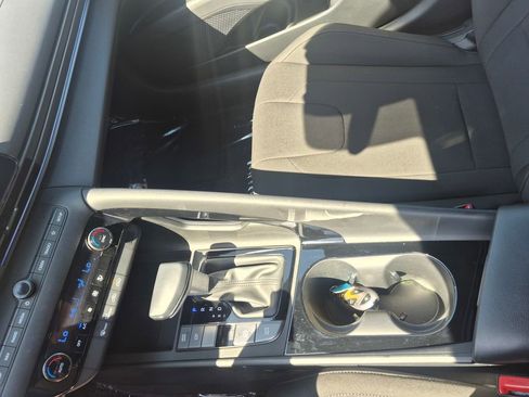 Used 2025 Hyundai Elantra SEL image 16