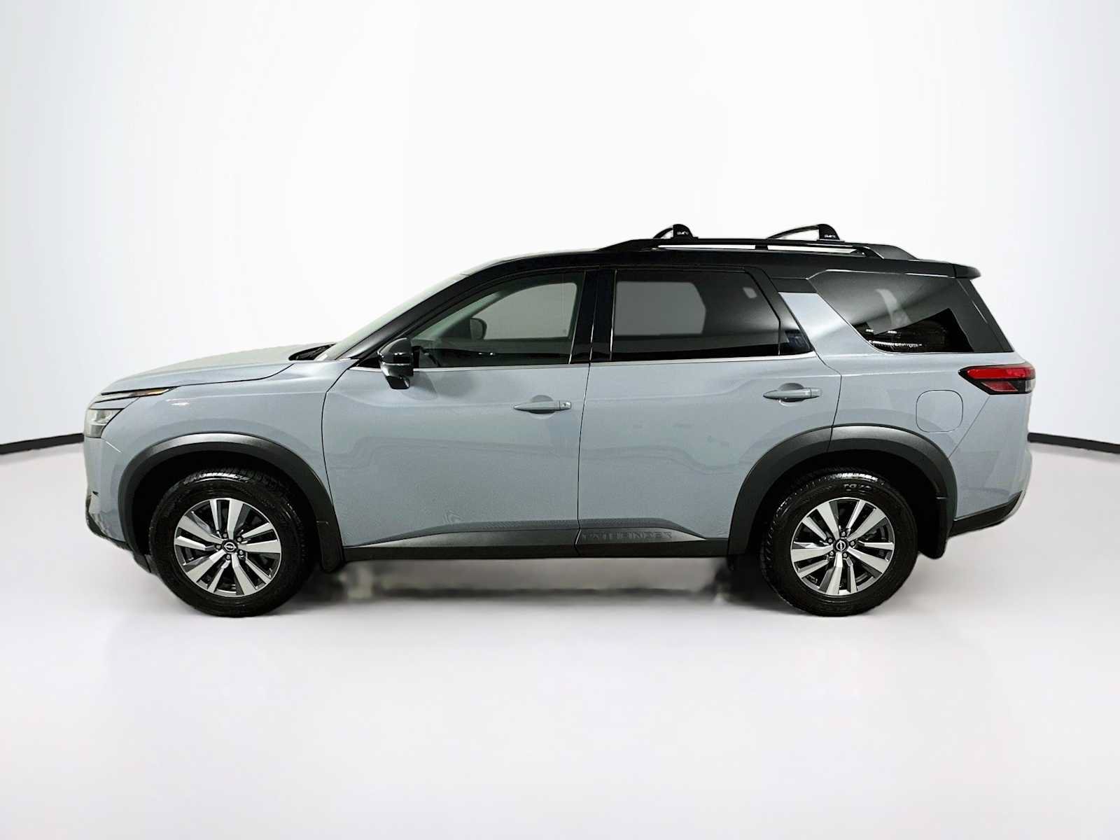 Used 2022 Nissan Pathfinder SL AWD/4WD image 2