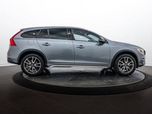 Used 2017 Volvo V60 T5 Cross Country Platinum AWD/4WD image 3