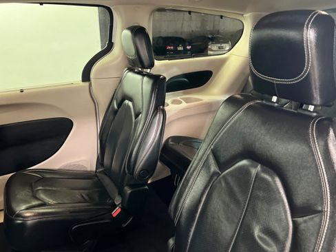 Used 2022 Chrysler Pacifica Touring-L image 19