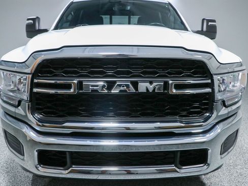 Used 2024 RAM 2500 Tradesman w/ Chrome Appearance Group AWD/4WD image 4