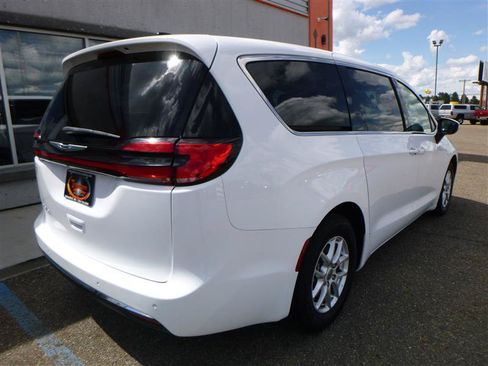 Used 2023 Chrysler Pacifica Touring-L FWD image 3