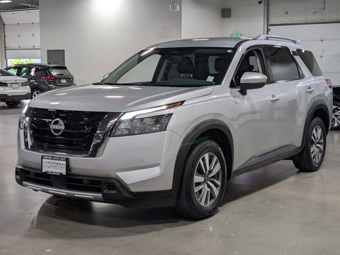 Used 2025 Nissan Pathfinder SL AWD/4WD image 7