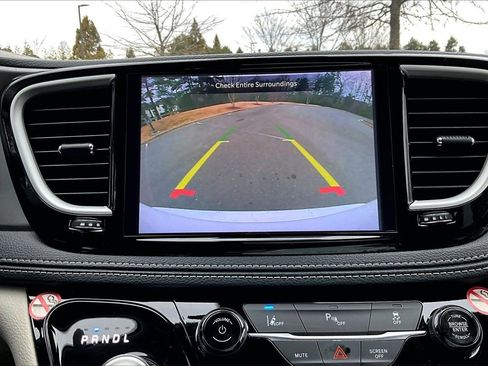 Certified 2024 Chrysler Pacifica Select image 14