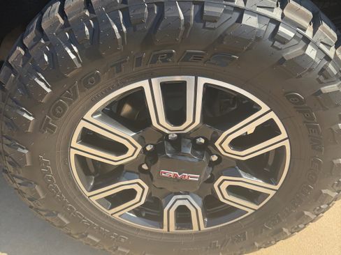 Used 2022 GMC Sierra 2500 AT4 w/ AT4 Preferred Package image 9