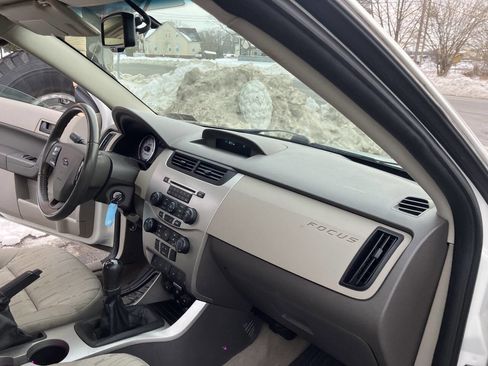 Used 2010 Ford Focus SE image 22
