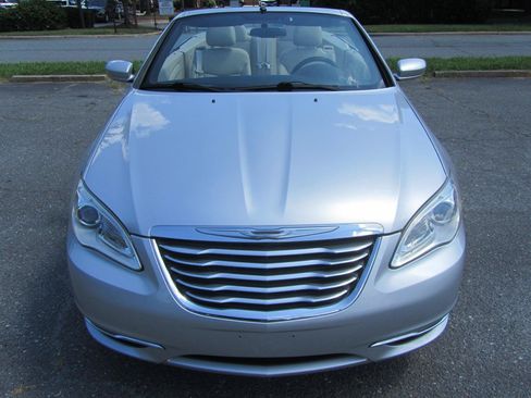 Used 2011 Chrysler 200 Touring FWD image 5